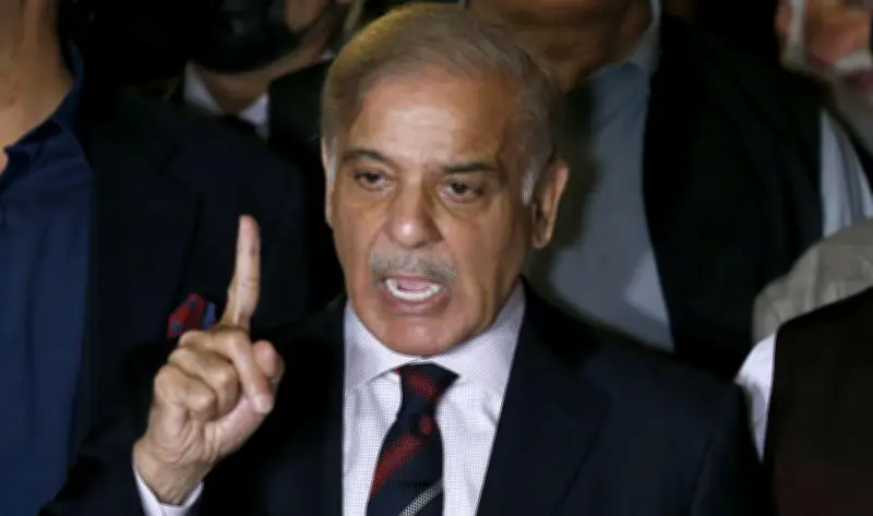 رئيس وزراء باكستان يتوعد بقمع أي هجوم على أفغانستان بعد غارات متكررة