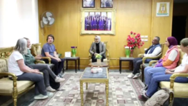 محافظ الوادي الجديد يستقبل وفداً سويسرياً ضمن مبادرة تعالوا نعرف مصر