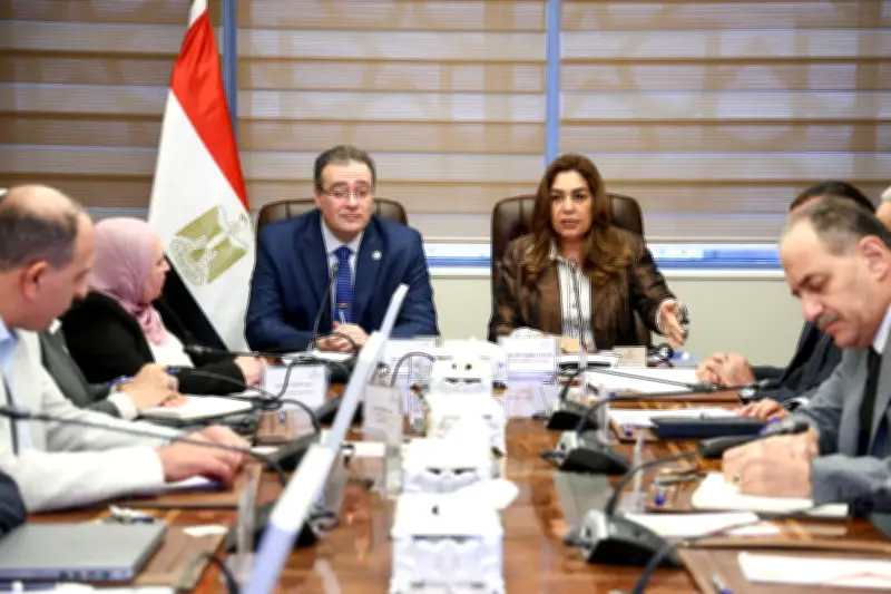 منال عوض تبحث تعديلات الهياكل التنظيمية بوزارة التنمية المحلية والبيئة