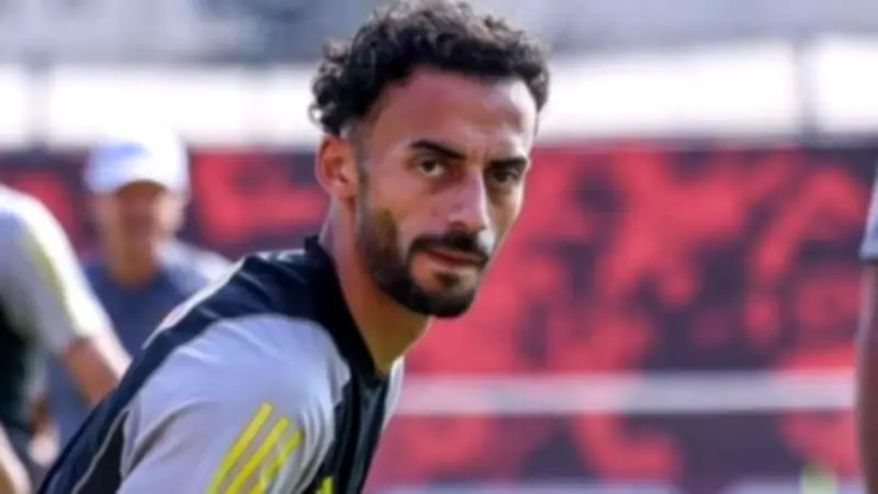 عرض مؤجل وردود متضاربة.. تفاصيل أزمة انتقال أحمد عبدالقادر بين الأهلي والزمالك