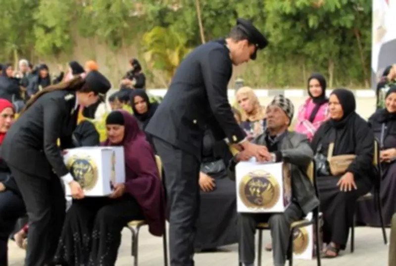 وزارة الداخلية توزع عبوات غذائية مجانية على الأسر الأولى بالرعاية في المناطق الحضرية الجديدة