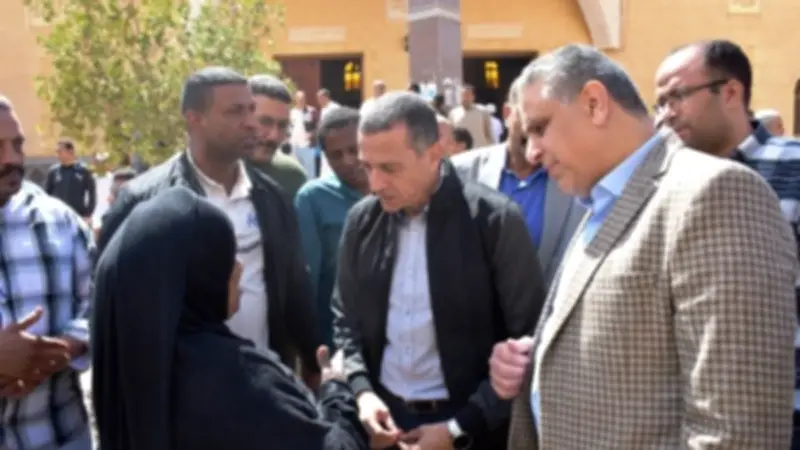 محافظ أسوان يستمع لمطالب المواطنين ويوجه بتسخير الإمكانيات لتلبيتها فوراً
