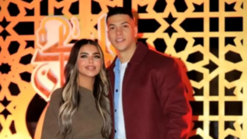 ظهور إمام عاشور برفقة زوجته في رمضان وسط أنباء عن غرامة مالية من الأهلي