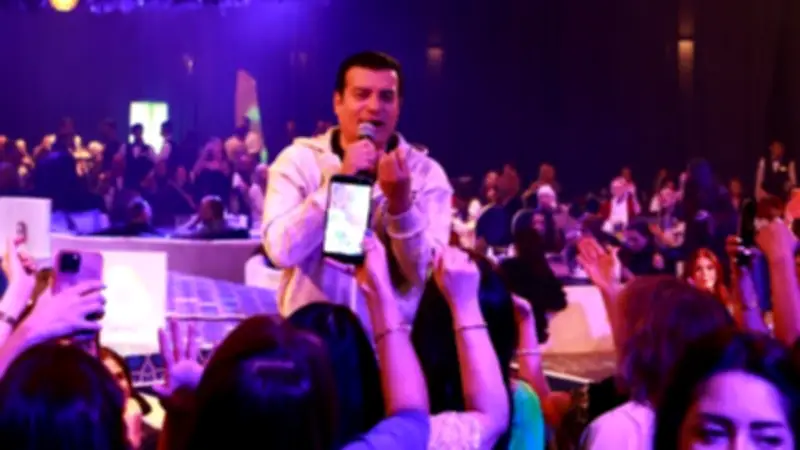 إيهاب توفيق يخطف الأضواء في حفل سحور رمضاني بالأردن بأجواء بهيجة