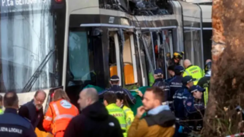 مقتل وإصابة العشرات في ميلانو بعد خروج ترام عن مساره في شارع مزدحم