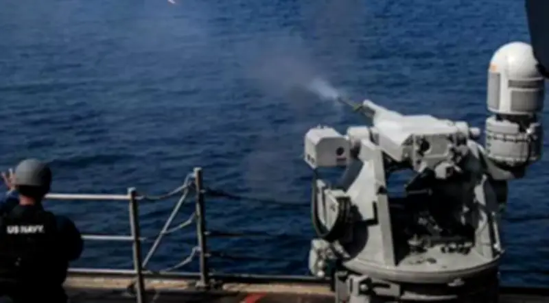 فرانك بيترسن جونيور يخضع لتدريب بالذخيرة الحية في بحر العرب