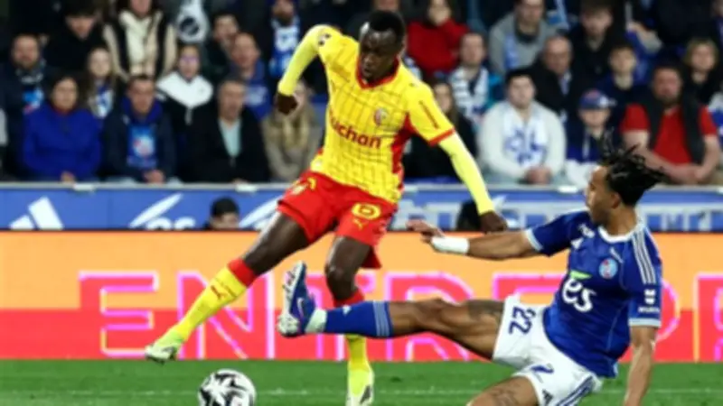 لانس يتعادل مع ستراسبورج ويتخلى عن الصدارة في الدوري الفرنسي بمشاركة سعود عبد الحميد