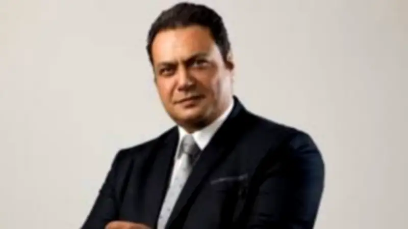 مراد مكرم يتساءل عن سبب إقامة مباراة الزمالك وبيراميدز في ستاد الدفاع الجوي