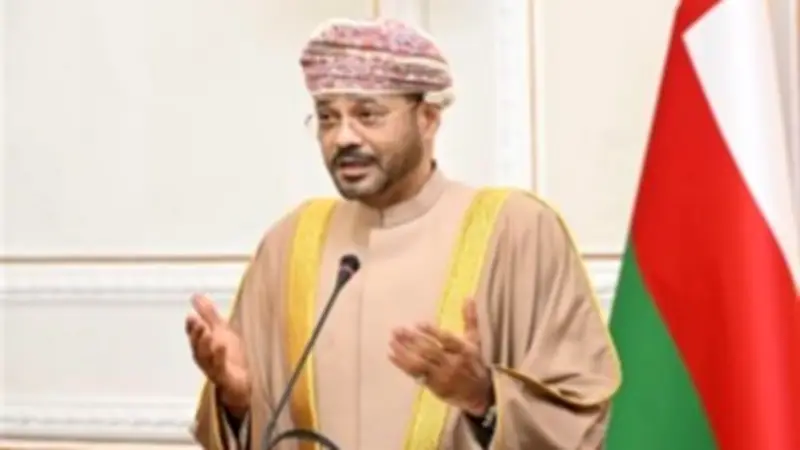 وزير خارجية عمان يحذر أمريكا: هذه ليست حربكم.. ويدعو لوقف التورط في الضربات على إيران