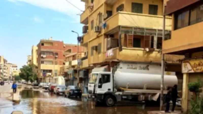 محافظ أسوان يتفقد موقع كسر خط مياه بالبركة ويشدد على سرعة الإصلاح