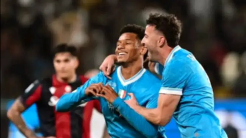 نابولي يتقدم على فيرونا في الشوط الأول من الدوري الإيطالي بهدف مبكر