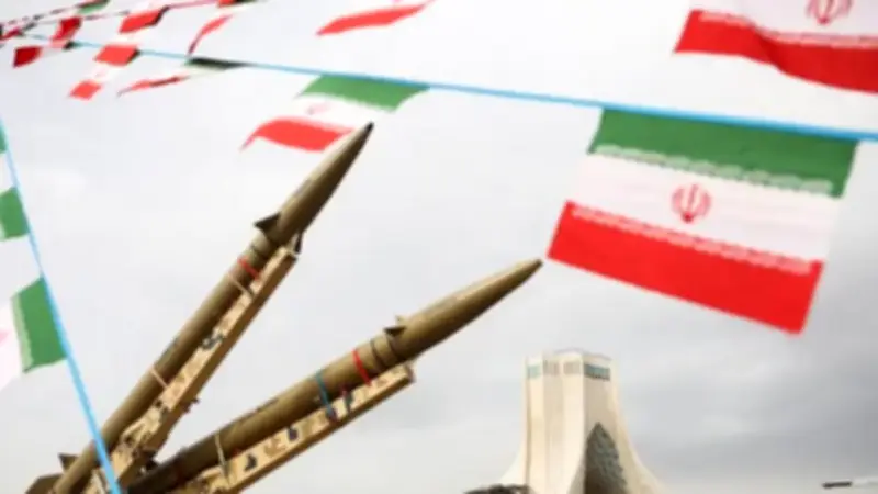 إيران تشن هجوماً صاروخياً ومسيراً على قطر يتسبب في تضرر رادار الإنذار المبكر