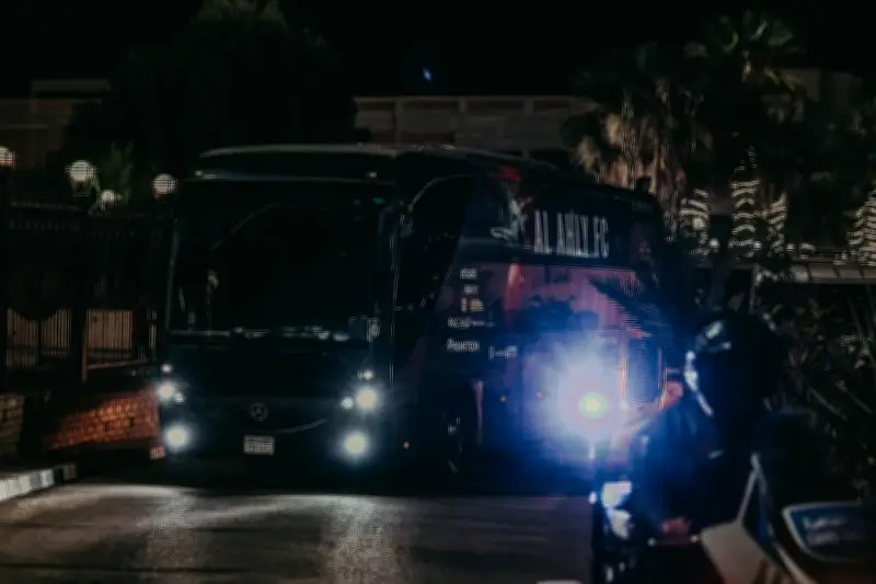 الأهلي يصل استاد القاهرة استعدادًا لمباراة الزمالك في الدوري المصري