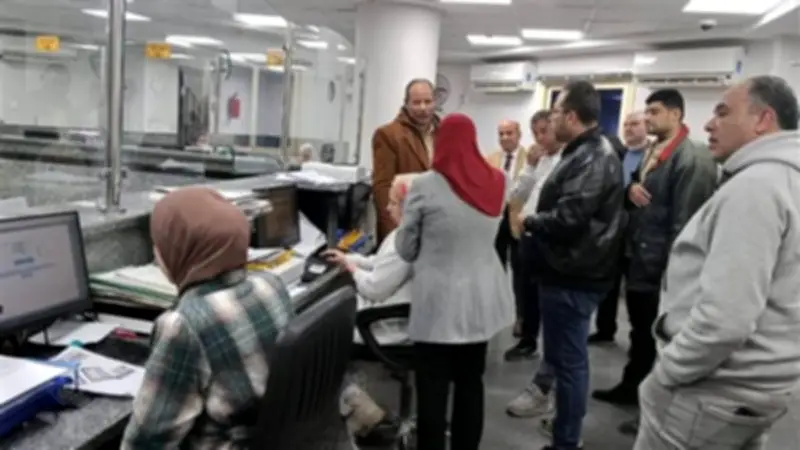 رئيس مدينة دمياط يتفقد المركز التكنولوجي لمتابعة إجراءات تراخيص المحال العامة