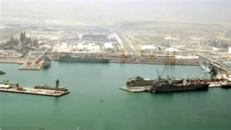 الكويت توقف العمليات في ميناء الشعيبة بعد سقوط شظايا وتعلن عن إصابات جراء هجمات إيرانية