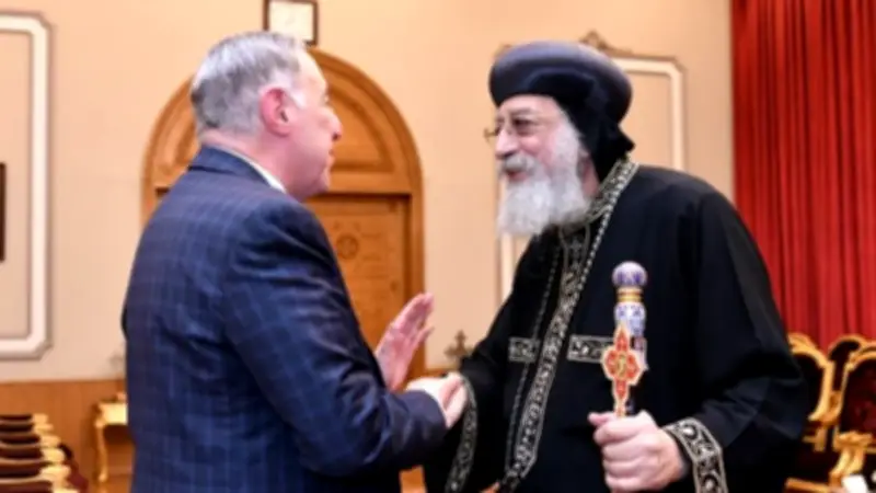 رئيس المحكمة الدستورية العليا يزور البابا تواضروس للاطمئنان على صحته في المقر البابوي بالقاهرة