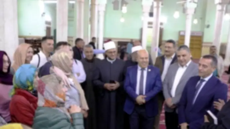 محافظ أسوان يستقبل فوجًا سياحيًا إسبانيًا في مسجد الطابية ويؤكد على ترحيب المحافظة بالزوار