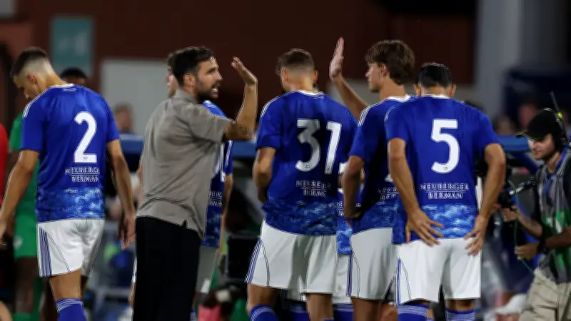 فابريجاس يفرض عقوبة تأديبية على نيكو باز في كومو بعد تأخره عن موعد العشاء