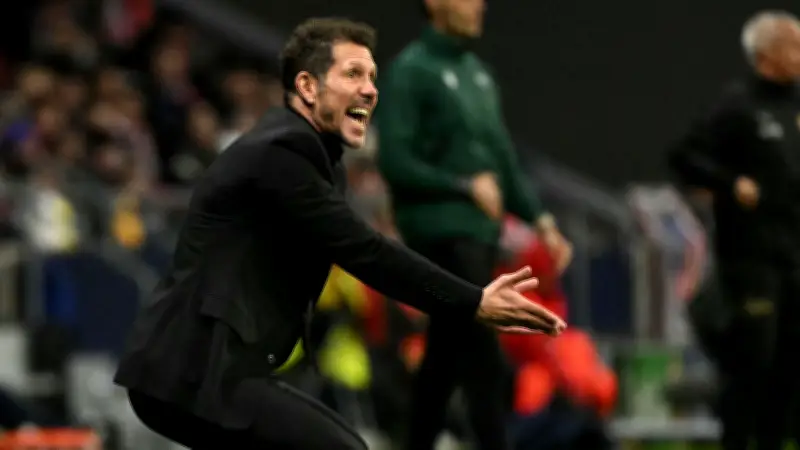 سيميوني يؤكد: جريزمان وألفاريز أساسيان في أتلتيكو مدريد بعد فوز صعب