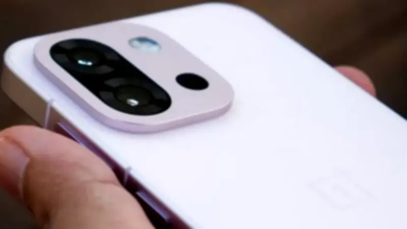 هاتف OnePlus 15T القادم: بطارية ضخمة 7500 مللي أمبير وأداء رائد في تصميم صغير