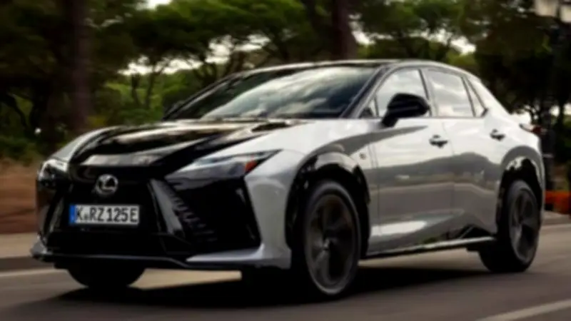 لكزس تطلق RZ الكهربائية الجديدة بمدى 509 كلم لتعزيز أسطولها الفاخر