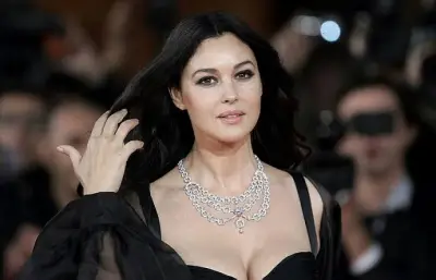 أحمد عز يكشف عن سر نجاح فيلم «7Dogs» ويشيد بالانضباط المهني لمونيكا بيلوتشي