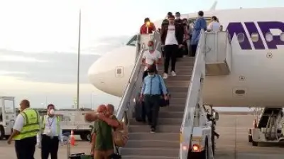 مطار مرسى علم الدولي يستقبل 9 رحلات دولية تقل 1600 سائح في يوم واحد