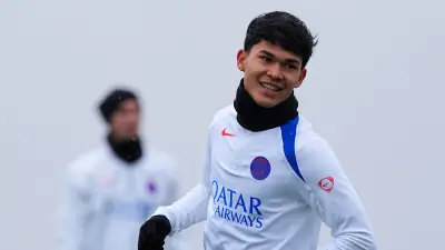 قصة معكوسة.. برشلونة يطارد موهبة باريس سان جيرمان الشابة إيمانويل مبيمبا