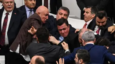 اشتباكات بالأيدي داخل البرلمان التركي تعطل أداء اليمين الدستوري لوزير العدل الجديد