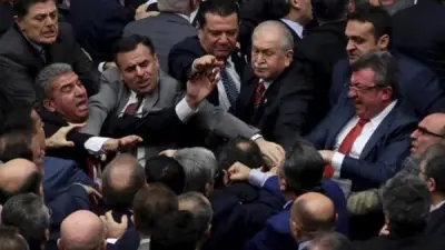 اشتباكات عنيفة في البرلمان التركي: ضرب وتقطيع ملابس لمنع وزير العدل الجديد من أداء اليمين