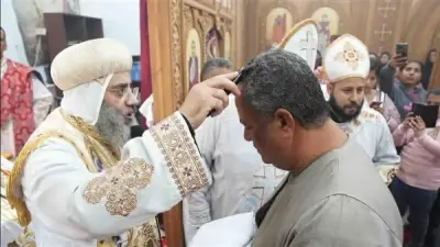 الأنبا فيلوباتير يدشن أواني المذبح ويرسم شمامسة جدد بكنيسة الأنبا بولا