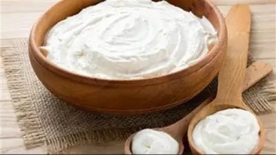الفرق بين الزبادي البلدي والمعلب: أيهما أفضل لصحتك؟