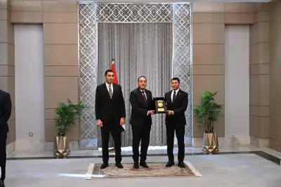 رئيس الوزراء يكرم الوزراء السابقين: هدفنا جميعاً خدمة المواطن