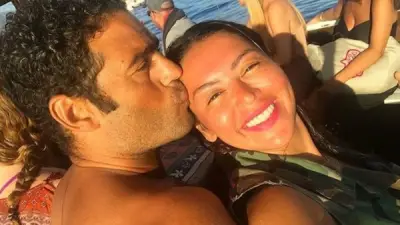 اعتذار علني من عبد المنصف لزوجته لقاء الخميسي بعد أزمة زواجه السري