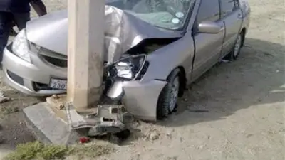 حادث مأساوي بالشيخ زايد: وفاة شاب وإصابة آخر بعد اصطدام سيارة بعمود إنارة