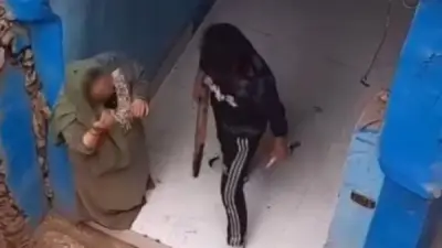 أمن القليوبية يفحص فيديو متداول لشاب يعتدي على والدته بـ