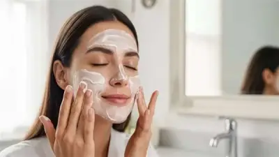 من الداخل إلى الخارج: خطة متكاملة للعناية بالبشرة عبر التغذية ونمط الحياة