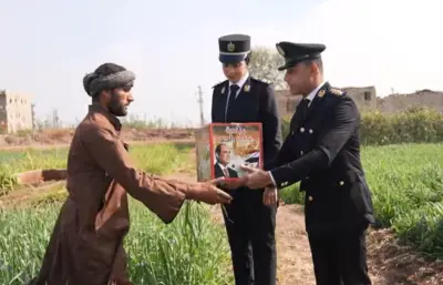 وزارة الداخلية توزع مساعدات عينية على قاطني المناطق الأولى بالرعاية بمناسبة رمضان