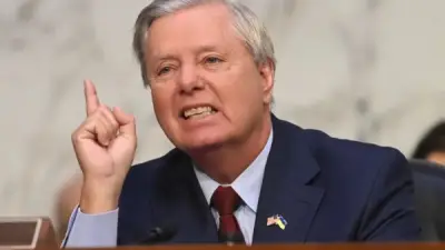 ليندسي جراهام يطالب برحيل المرشد الإيراني ويدعو ترامب لدعم الشعب الإيراني