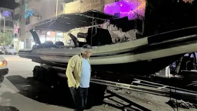 رئيس حي جنوب الغردقة يرفع مركبا مطاطيا كبيرا يعيق حركة السير في أبو النواس