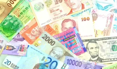 هدوء يسيطر على سوق الصرف مع تحركات طفيفة في أسعار الدولار والعملات العربية والأجنبية