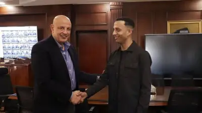 عامل بمطار سفنكس يُظهر أمانة نادرة بإعادة حقيبة مليئة بالأموال والعملات الأجنبية