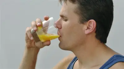 خبير تغذية يحذر: تناول البيض النيئ يهدد الحياة ويسبب تسممًا عنيفًا