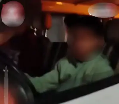 طفل يقود ميكروباص بالقاهرة ويعرض المواطنين للخطر والشرطة تتدخل