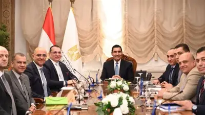 وزير الشباب والرياضة يناقش تطوير الطب الرياضي ويؤكد على حماية اللاعبين كواجب وطني