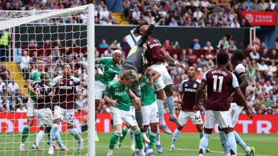 كارثة تحكيمية تدفع رابطة البريميرليج لاستبعاد حكم دولي بعد أخطاء صادمة في كأس الاتحاد