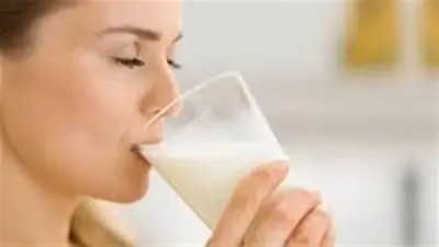 تفسير حلم شرب اللبن في المنام: رموز الخير والرزق والصحة النفسية
