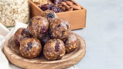 كرات الطاقة بالتمر والمكسرات: وجبة خفيفة صحية ولذيذة للعائلة