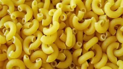 إغلاق مصنع مكرونة بالفيوم لاستخدامه مواد محظورة وخامات مجهولة المصدر