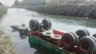 انقلاب سيارة نقل ثقيل محملة بالدقيق في ترعة بأسوان دون إصابات